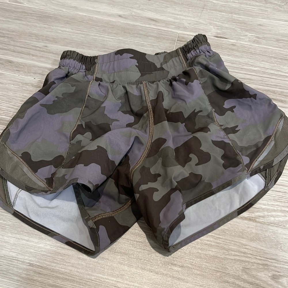 Lululemon hotty hot 4 inch size 2